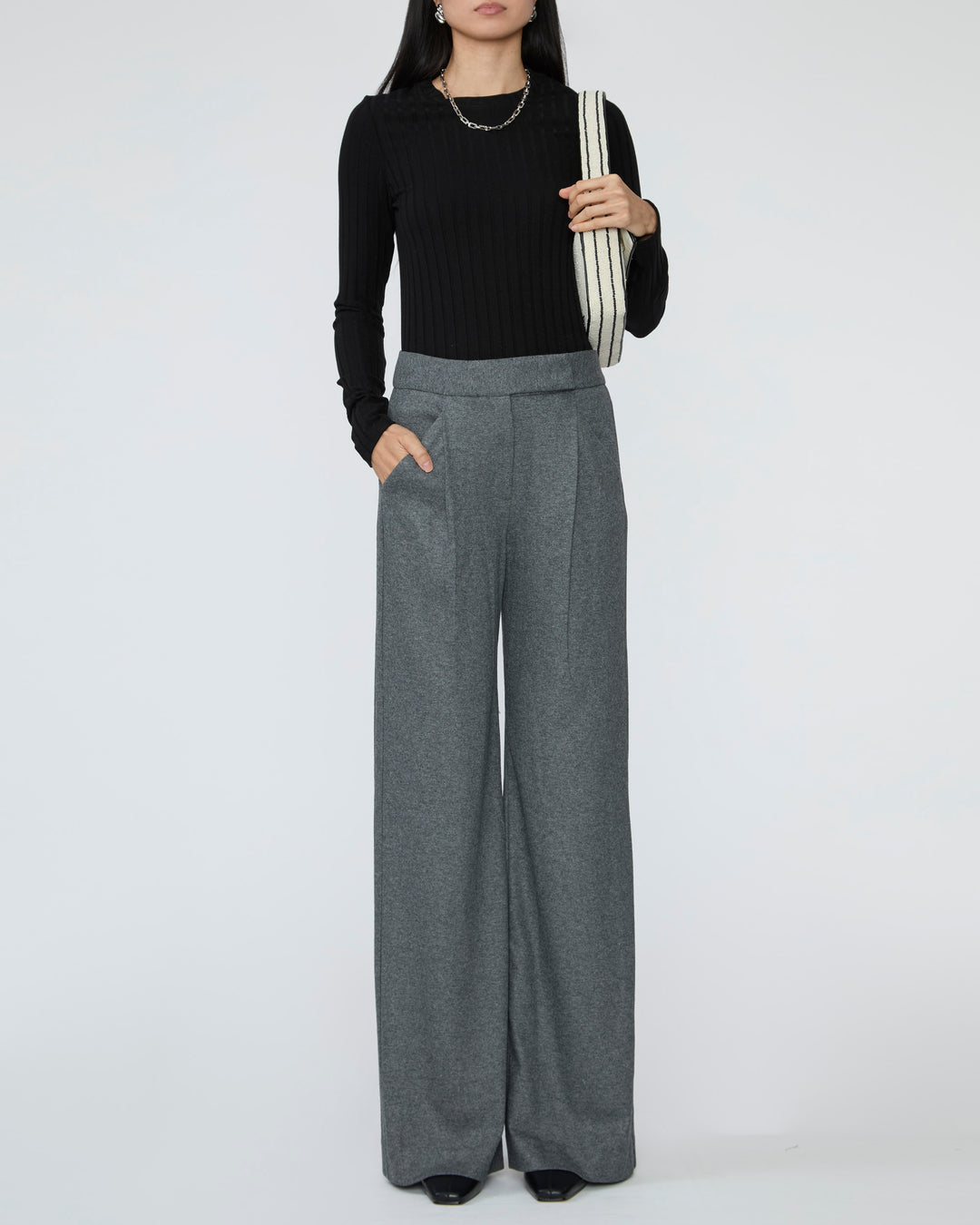 LELUXE Sophie Crew in Black