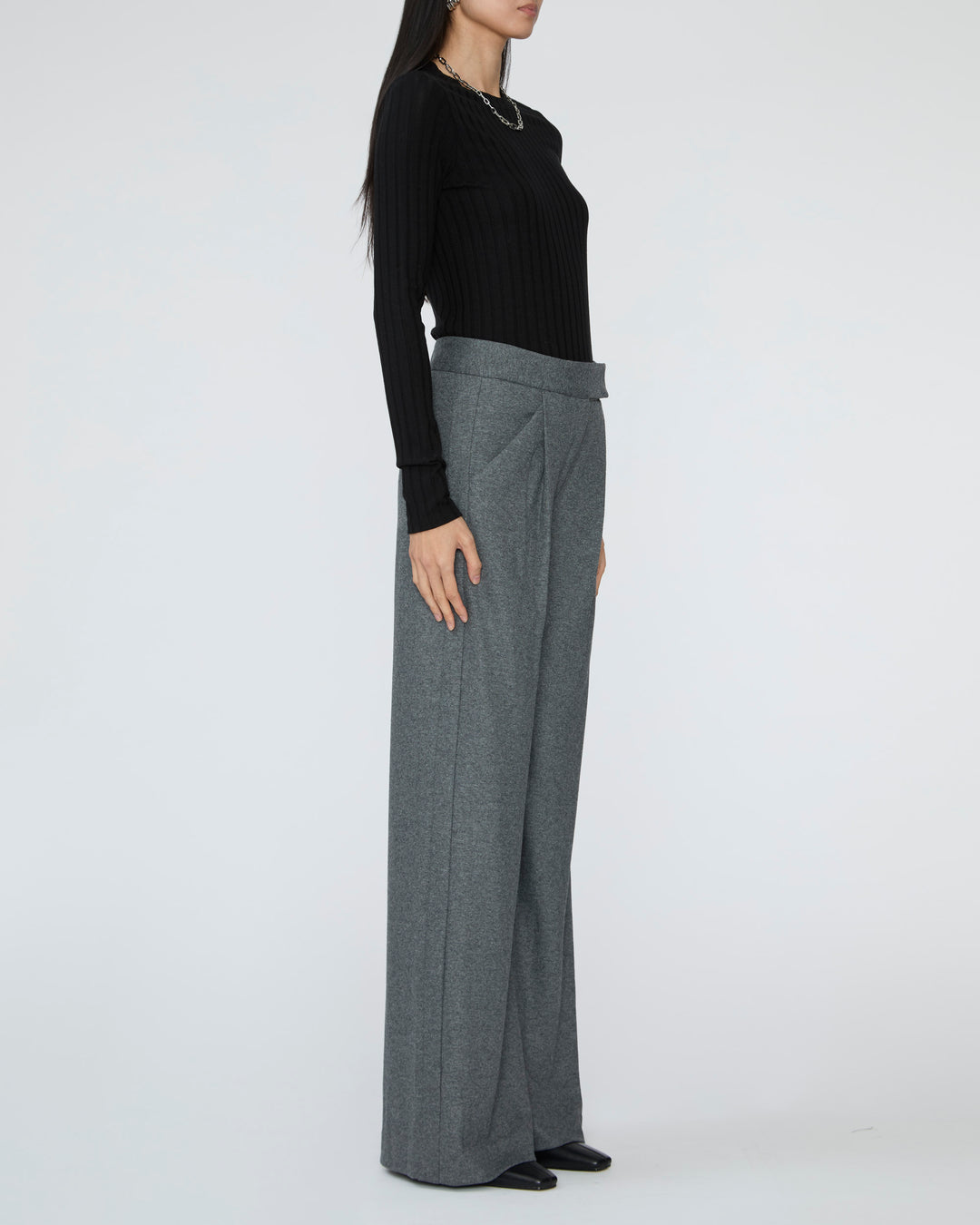 LELUXE Sophie Crew in Black